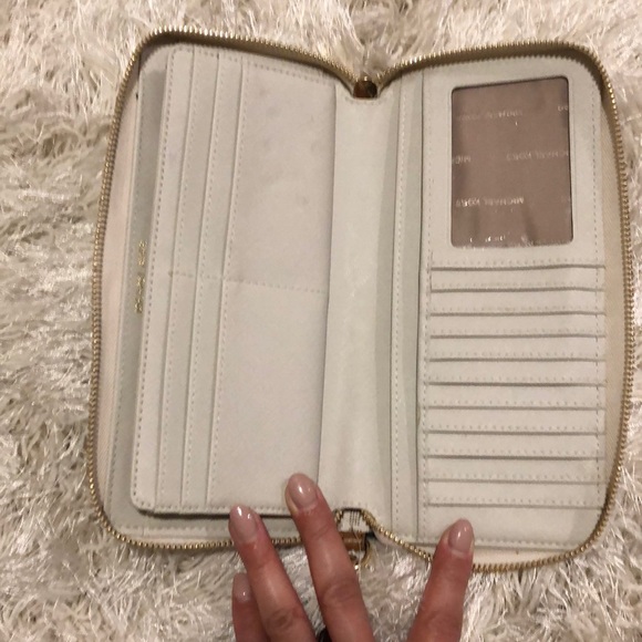 Wristlet wallet pretty big can use as a clutch - Picture 3 of 6